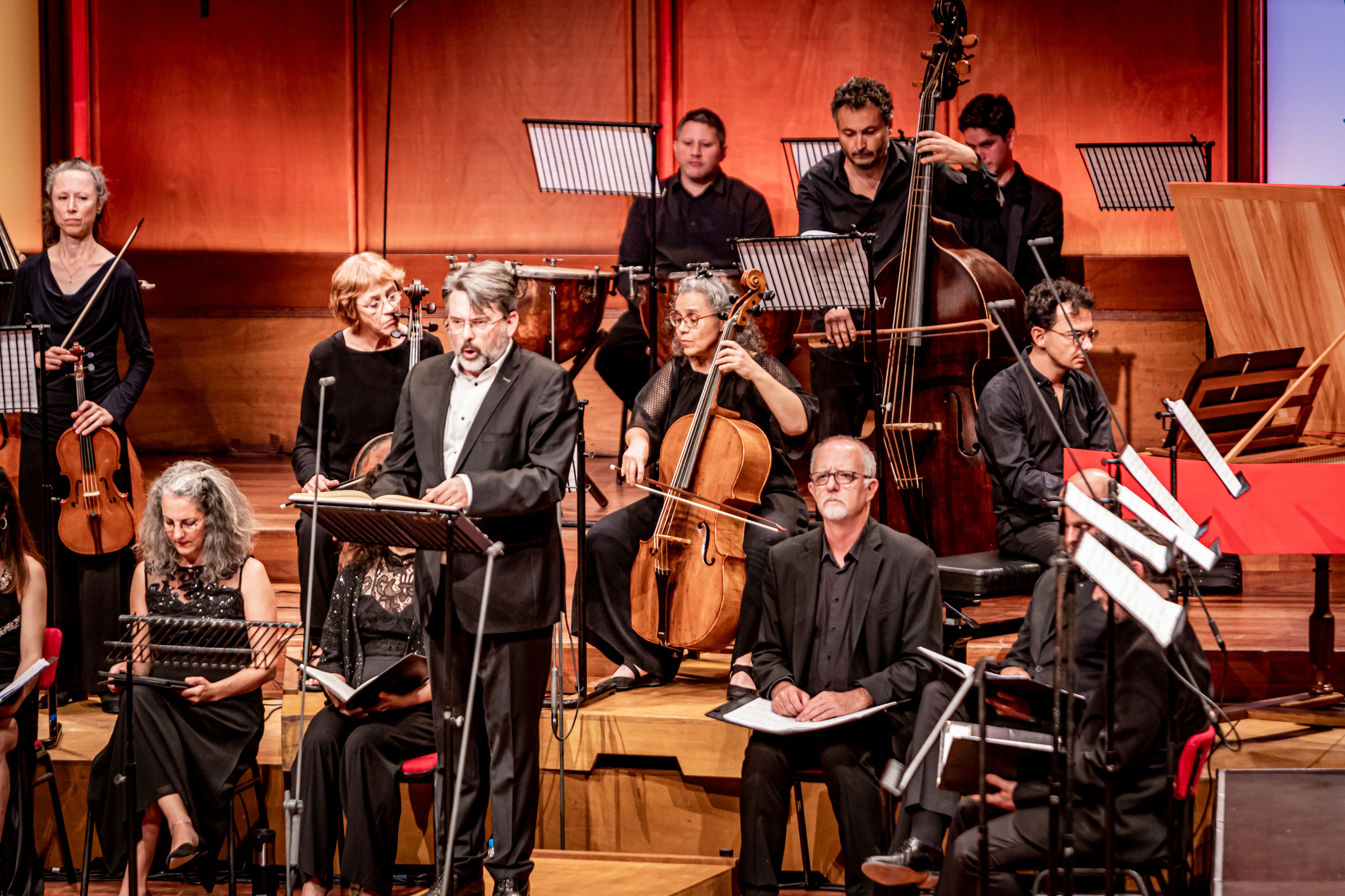 Stephan MacLeod, bajo y director de Gli Angeli Genève, durante su interpretación del oratorio 'Los israelitas en el desierto' de Carl Philipp Emanuel Bach en el Vredenburg de Utrecht el pasado viernes por la tarde.