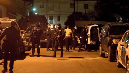 Guardias civiles, este jueves durante el operativo de búsqueda en Andorra (Teruel).