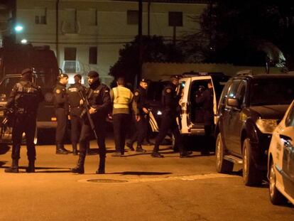 Guardias civiles, este jueves durante el operativo de búsqueda en Andorra (Teruel).