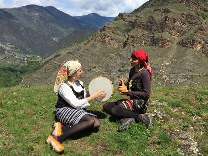 María Gallardo y Ana Flecha forman Ajuar, un dúo musical que cambia las letras machistas de algunas jotas. Con motivo de la huelga feminista del 8-M, compusieron una jota que llama a "cargar contra el patriarcado".