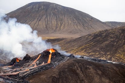 El volcán Fagradalsfjall, a unos 30 kilómetros de la capital de Islandia, Reikiavik, en el extremo suroccidental de la isla, ha entrado en erupción, según ha informado el servicio meteorológico del país.