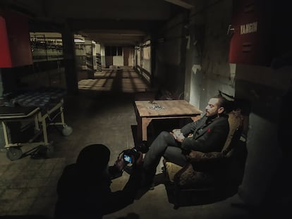 El actor Erkan Koçak Köstendil en dos momentos del rodaje de la serie Çukur, en una fábrica textil abandonada. La mayoría de las series turcas se ruedan en exteriores y escenarios reales, y no en estudios, lo que se cita como uno de sus atractivos. 