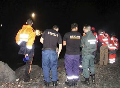 Varios equipos de la Cruz Roja, Guardia Civil y Protección Civil trabajan en la costa de Guatiza, donde ha naufragado una patera con 28 personas a bordo.