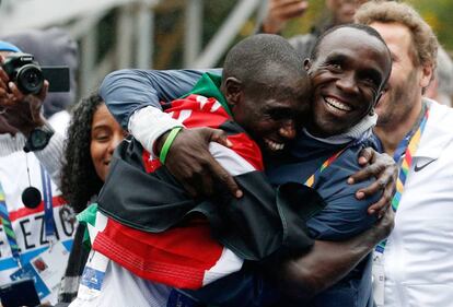 Geoffrey Kamworor (i), de Kenia, celebra la victoria tras ganar el Maratón de Nueva York.