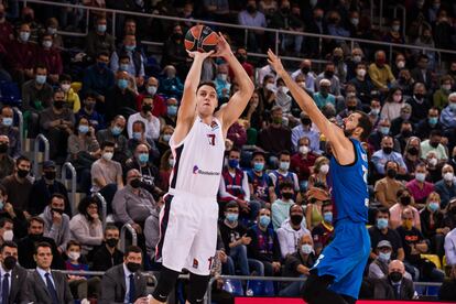 Euroliga: Voigtmann lanza un triple pese a la oposición de Mirotic durante el partido entre el CSKA y el Barcelona