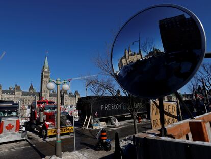 Manifestantes y camiones frente al Parlamento en Ottawa.