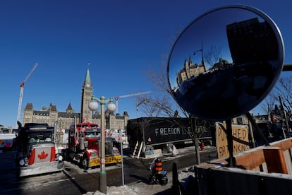 Pasaporte covid en Canadá: Manifestantes y camiones frente al Parlamento en Ottawa