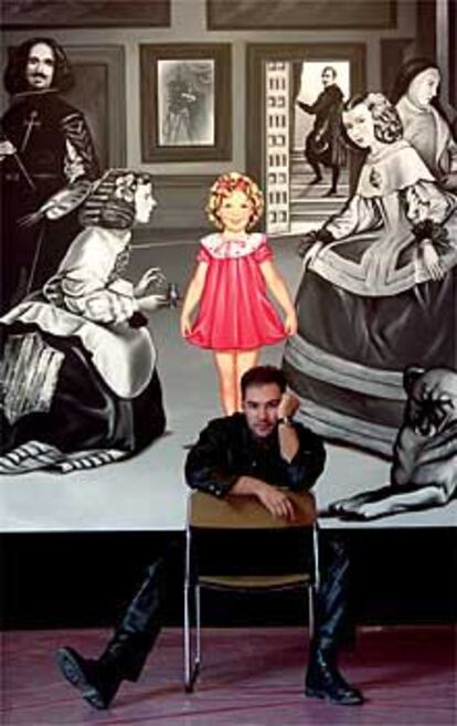 Antonio de Felipe, delante de Las meninas; abajo, una imagen de la serie dedicada a Marilyn Monroe.