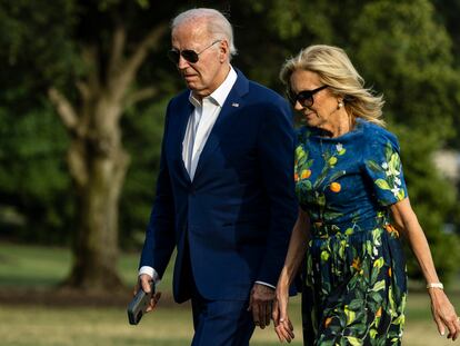 El presidente de Estados Unidos, Joe Biden, y la primera dama, Jill Biden, este domingo al regresar a la Casa Blanca.