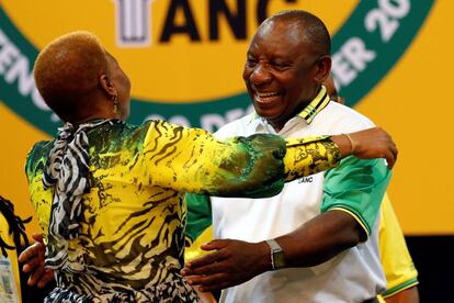 El vicepresidente sudafricano, Cyril Ramaphosa, abrazado por una miembro de la CNA en el congreso que lo ha designado sucesor de Zuma