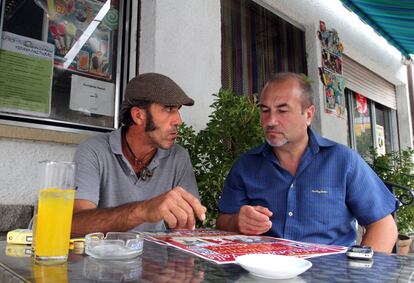 Florentino Muñoz, concejal del municipio, charla con Juan Bogdan, empresario, en uno de los bares de Santa Cruz del Valle.