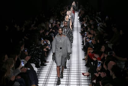 Desfile de Balenciaga de la colección otoño/invierno 2015-2016.