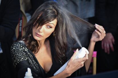 Bella Hadid se prepara el pelo para el desfile de Victoria's Secret.