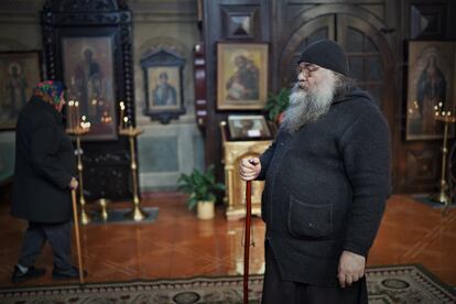 El padre Makarios en el interior de la iglesia del Monasterio de San Teodosio en Kiev, el 21 de marzo de 2022.