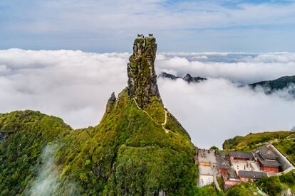 Quienes suben al complejo budista del monte Fanjing, en la provincia china de Guizhou, y culminan la escalera que lleva hasta su Cumbre Dorada de las Nubes Rojas (2.336 metros), disfrutan de la vista circular de un entorno natural declarado patrimonio mundial por la cantidad de endemismos y especies raras que atesora.