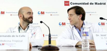 Fernando de la Calle (esquerra) i José Ramón Arribas, dos dels metges que atenen Romero, anuncien la curació de la sanitària.