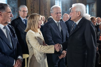 La primera ministra italiana, Giorgia Meloni, estrecha la mano al Presidente de la República Italiana, Sergio Mattarella, a finales de enero.