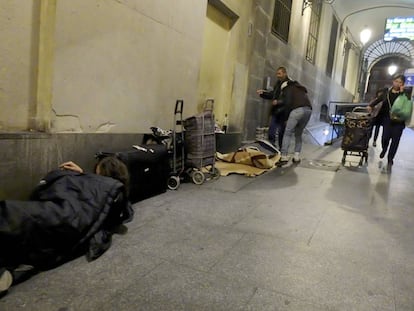 Mendigos en la Plaza Mayor de Madrid. 