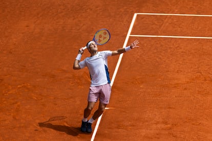 Ruud sirve durante el partido contra Medvedev.