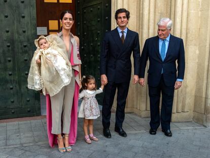 Carlos Fitz James, duque de Alba (a la derecha), con Fernando Fitz-James Stuart, Sofía Palazuelo y las hijas de estos, durante el bautizo de la menor en Sevilla, el 7 de octubre de 2023.