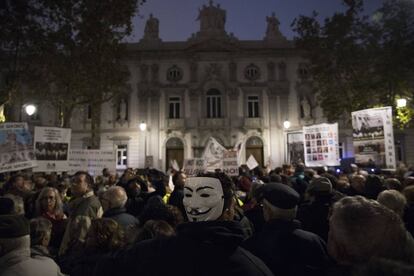 Cientos se personas realizaron un escrache por el fallo sobre hipotecas del Tribunal Supremo.