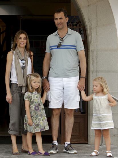 Los príncipes de Asturias posan junto a sus hijas, la infanta Leonor y Sofía en las puertas de el club naútico.