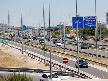 Aspecto que presenta en la tarde de este viernes la A-5, en Madrid, tras el inicio de la primera operación salida del verano.