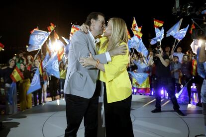 Mariano Rajoy saluda a la presidenta de la Comunidad de Madrid Cristina Cifuentes en el mitín fin de campaña del Partido Popular en la Plaza de Colón.