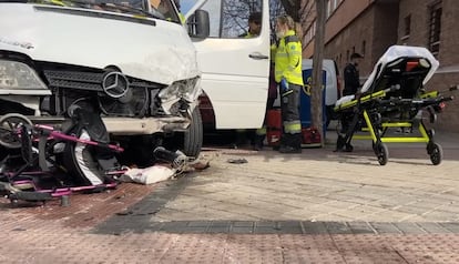 La silla de ruedas en la que iba una de las víctimas, bajo la furgoneta cuyo conductor ha perdido en control en la calle Budapest de Madrid este martes 6 de febrero.