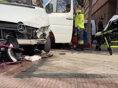 La silla de ruedas en la que iba una de las víctimas, bajo la furgoneta cuyo conductor ha perdido en control en la calle Budapest de Madrid este martes 6 de febrero.