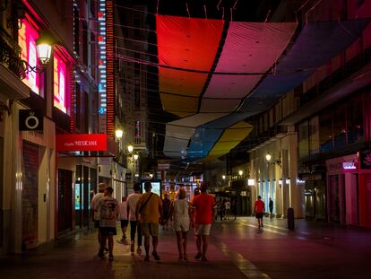 Escaparates sin luz en la calle de Preciados de Madrid, este miércoles.