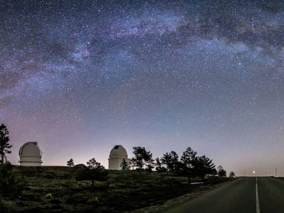 Panorámica nocturna de tres de los telescopios de Calar Alto.