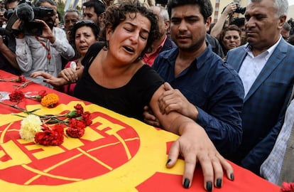 Los familiares de Korkmaz Tedik, una de las v&iacute;ctimas del atentado, lloran sobre su f&eacute;retro. 