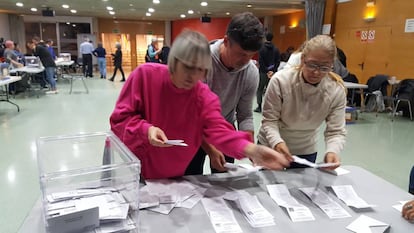 Recuento de votos en un centro electoral de Terrassa (Barcelona).  
