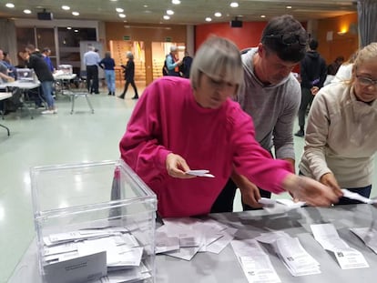 Recuento de votos en un centro electoral de Terrassa (Barcelona).  