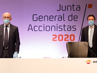 El presidente de Repsol, Antonio Brufau, (izq.) y el consejero delegado, Josu Jon Imaz, en la junta de accionistas 2020, este viernes.