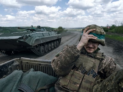 Soldados ucranios en Bajmut, en el este, el miércoles.