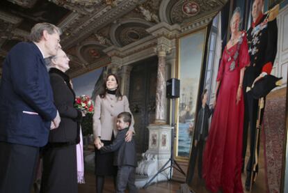 La reina Margarita de Dinamarca está de celebraciones con motivo de su 40º aniversario en el trono. Ayer la monarca recibió uno de los regalos más esperados, el cuadro que el pintor Niels Stroebek ha hecho para la ocasión en el que aparece junto a su hijo y heredero, Federico, y su nieto Christian. El pequeño, que acudió junto a su madre, la princesa Mary, se mostró avergonzado al verse reflejado en la obra donde su padre y su abuela posan con solemnidad.