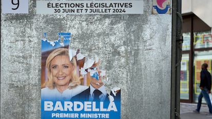Un cartel electoral de Reagrupamiento Nacional, en una calle de París.