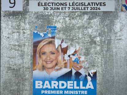 Un cartel electoral de Reagrupamiento Nacional, en una calle de París.