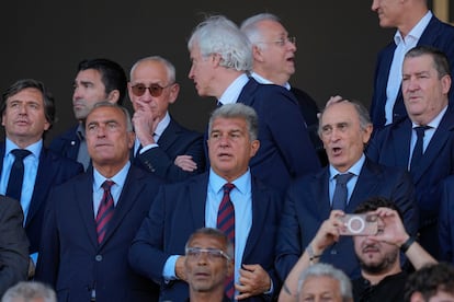 El presidente del Barcelona, Joan laporta (en el centro), junto con otros directivos.
