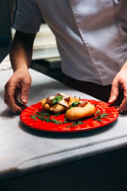 La carta básica de 'antipasti' en una pizzería siempre cuenta con un repertorio de aperitivos fritos. En la imagen, unas croquetas de patata con mozzarella y ensalada preparadas en Umberto. 