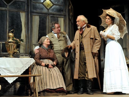 Escena de 'El tío Vania', de Antón Chéjov, dirigida por Lindsay Posner en el Vaudville Theatre de Londres. De izquierda a derecha, June Watson como Marina, Ken Stott como el tío Vania, Paul Freeman como Serebryakov y Anna Friel como Yelena.