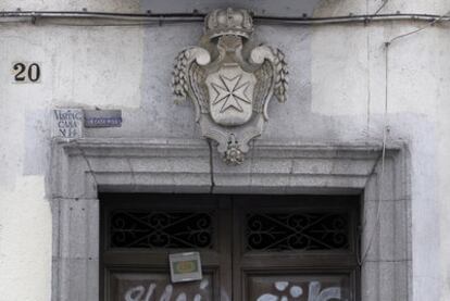 Cruz de la Orden de Malta colocada a la entrada del inmueble.