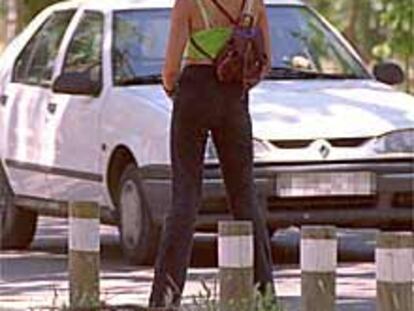 Una mujer ejerce la prostitución en un parque de Madrid.