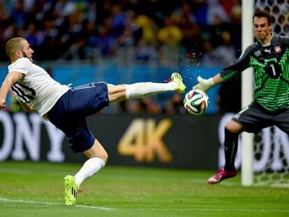 Benzema marca o quarto gol da França.