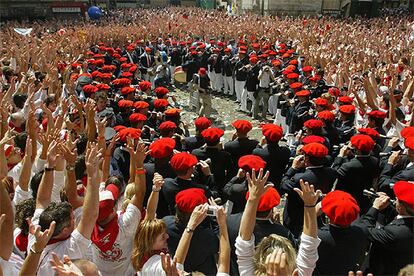 Durante los momentos previos y la celebración del primer acto oficial de San Fermín, Cruz Roja Navarra, que durante estos días despliega por las calles de Pamplona a decenas de voluntarios, realizó más de 80 atenciones, la mayor parte personas heridas y dos con intoxicaciones etílicas. Once ciudadanos tuvieron que ser trasladados a centros hospitalarios.