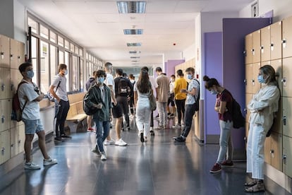 Estudiantes de la Universidad Complutense de Madrid a principios de septiembre antes de un examen extraordinario.