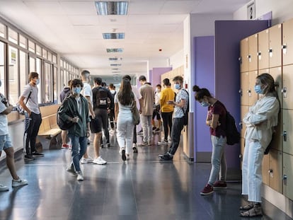 Estudiantes de la Universidad Complutense de Madrid a principios de septiembre antes de un examen extraordinario.