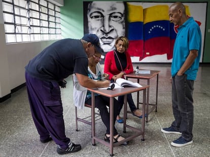 Ciudadanos votan en las municipales de Venezuela.